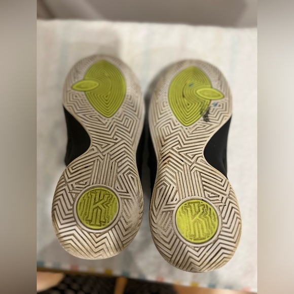 Nike Kyrie Flytrap Basketball Sneaker- Size 5.5 Youth - Picture 7 of 8